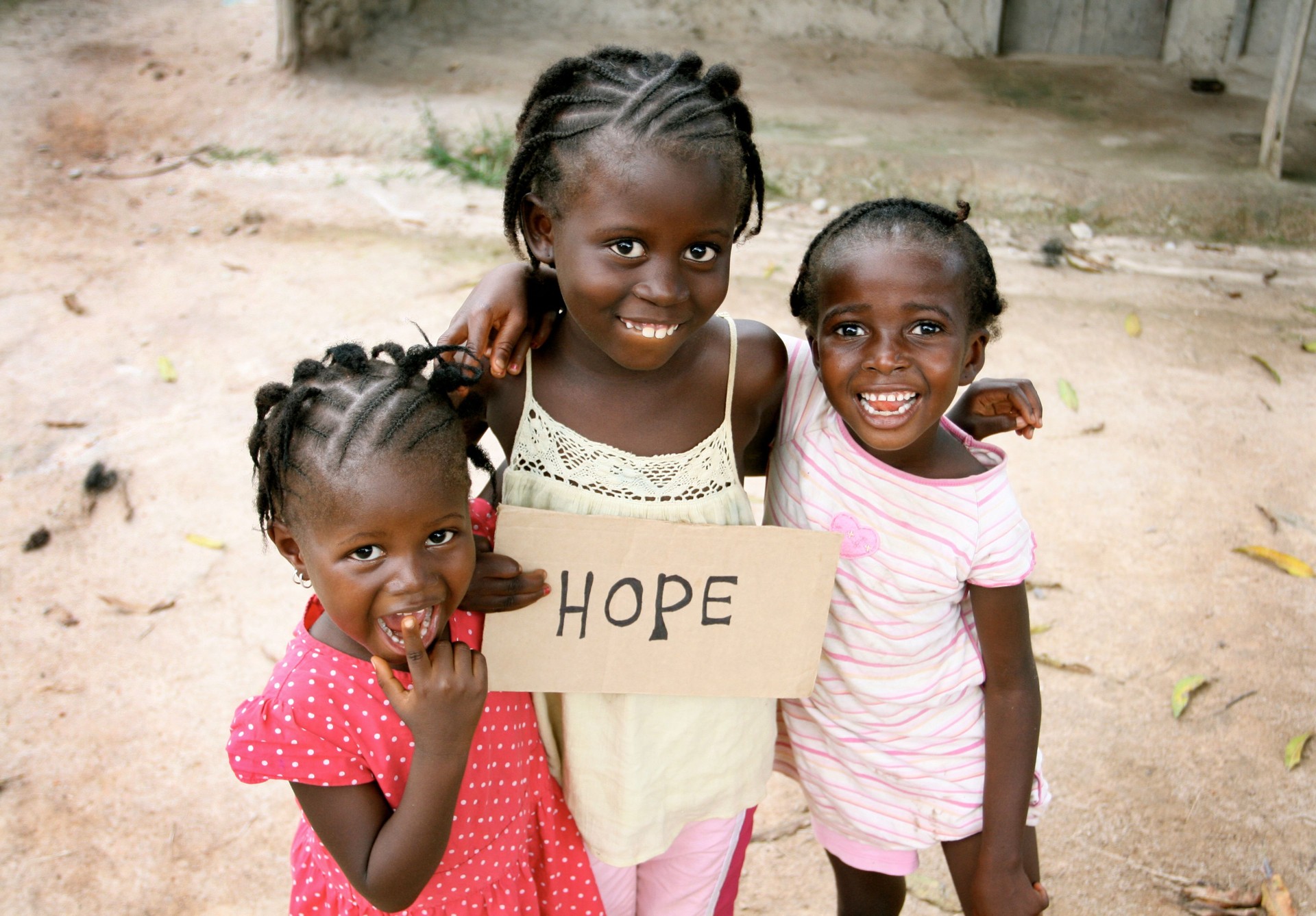 Les filles africaines avec espoir signe