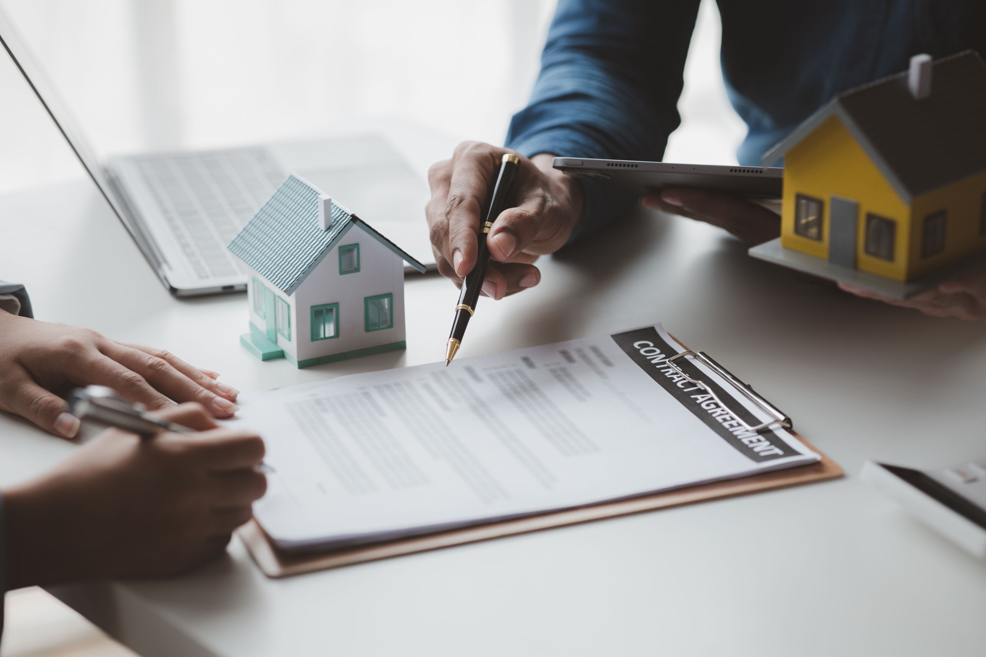 Les agents immobiliers expliquent les modèles de lotissements dans les projets à élaborer aux clients, en expliquant et en présentant des informations sur les maisons et l’achat de prêts. Concept de trading immobilier.